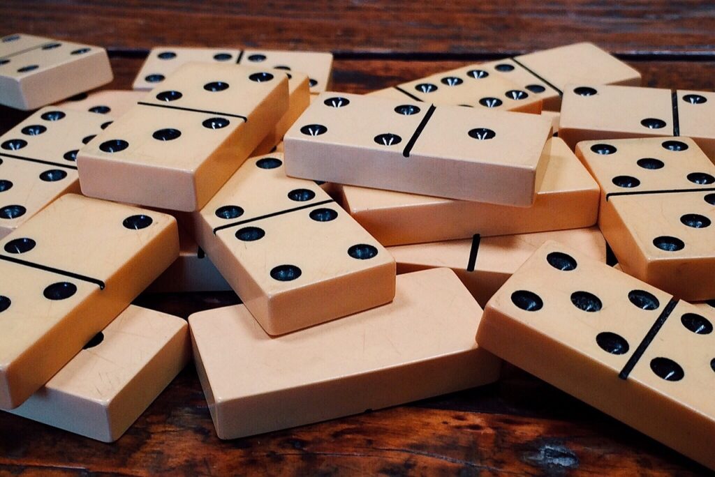 Hur spelar man Domino? En enkel guide för nybörjare